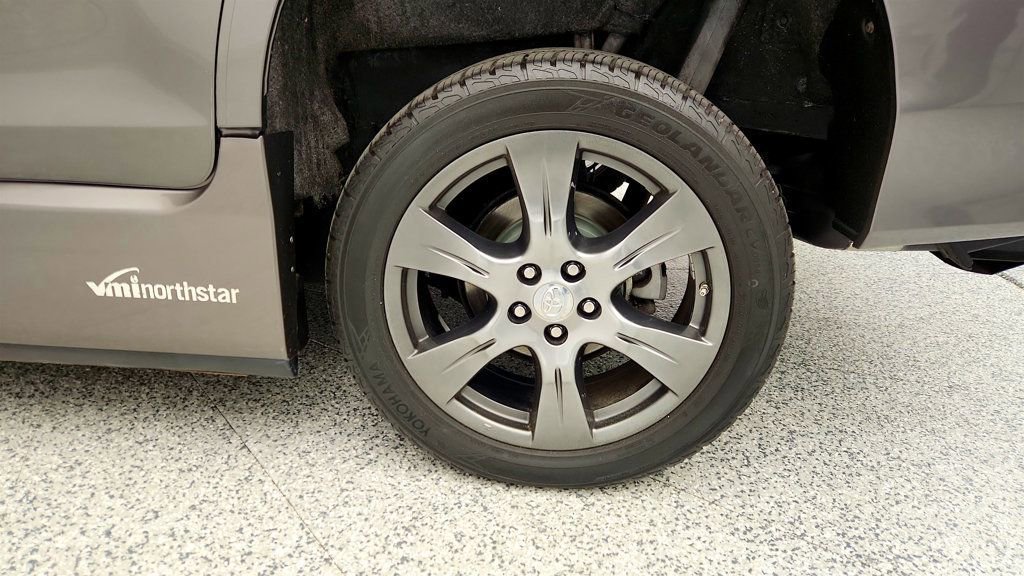 Used 2017 Toyota Sienna SE Premium image 9