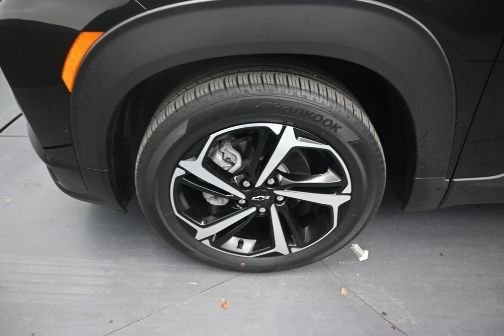 Used 2023 Chevrolet TrailBlazer RS w/ Sun and Liftgate Package FWD image 9