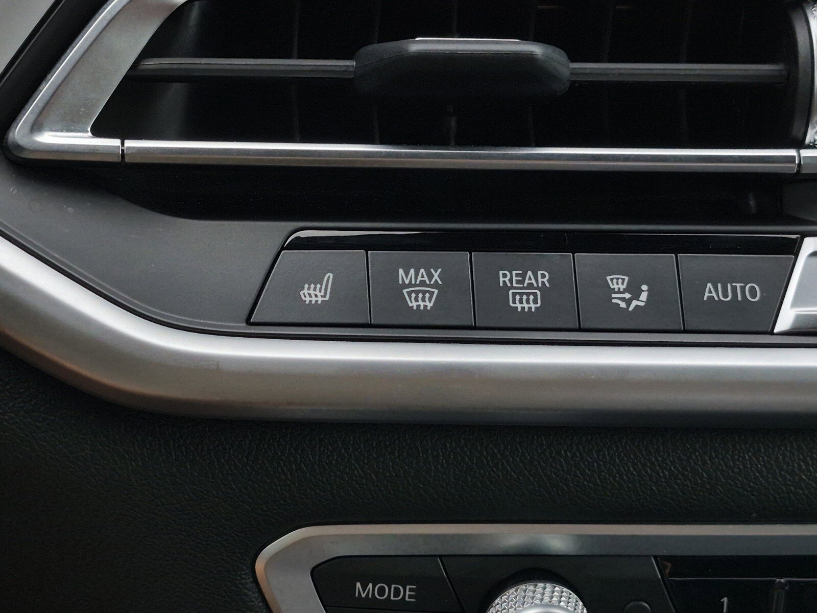 Used 2022 BMW X6 xDrive40i w/ M Sport Package image 31