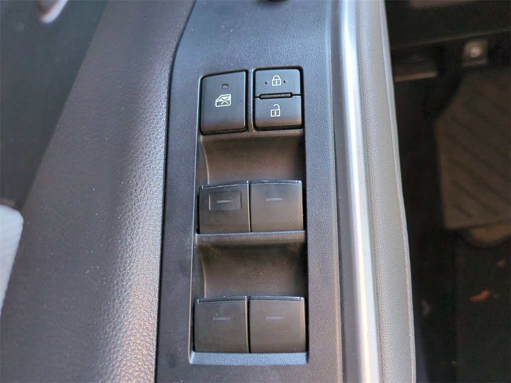 Used 2020 Toyota Highlander LE image 20