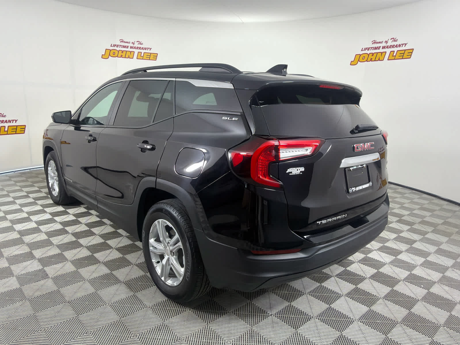 Used 2023 GMC Terrain SLE w/ Driver Convenience Package FWD image 3