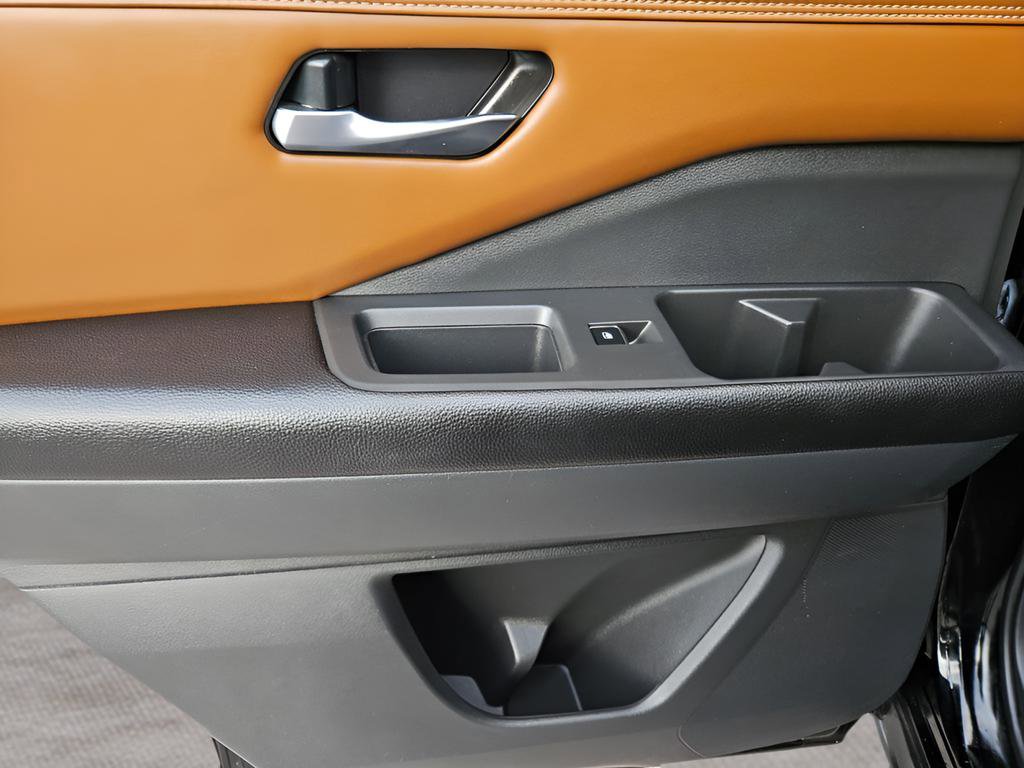 Used 2024 Nissan Pathfinder Platinum image 29