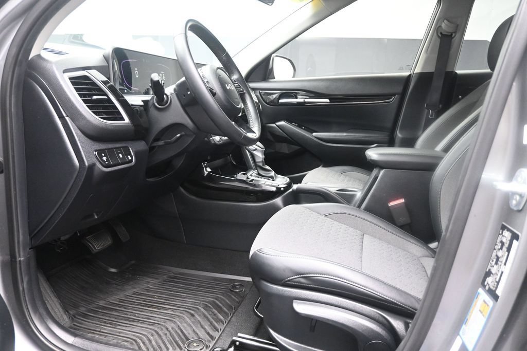 Used 2025 Kia Seltos S FWD image 17