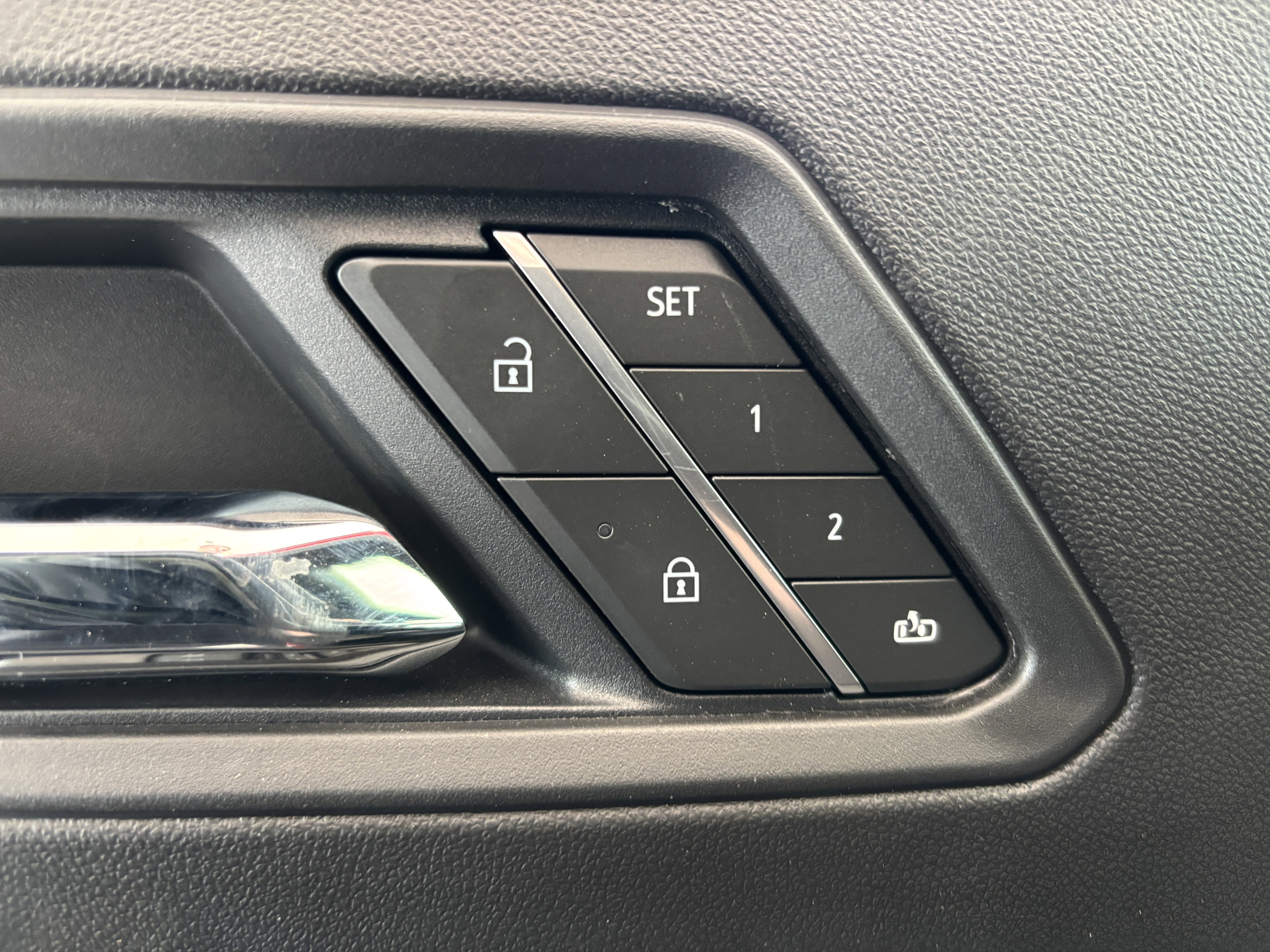 Used 2025 Chevrolet Colorado Z71 w/ Midnight Edition image 9