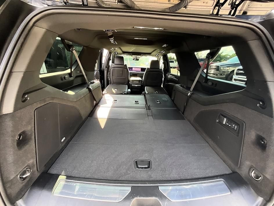 Used 2026 Cadillac Escalade ESV Luxury w/ LPO, Floor Liner Package AWD/4WD image 11