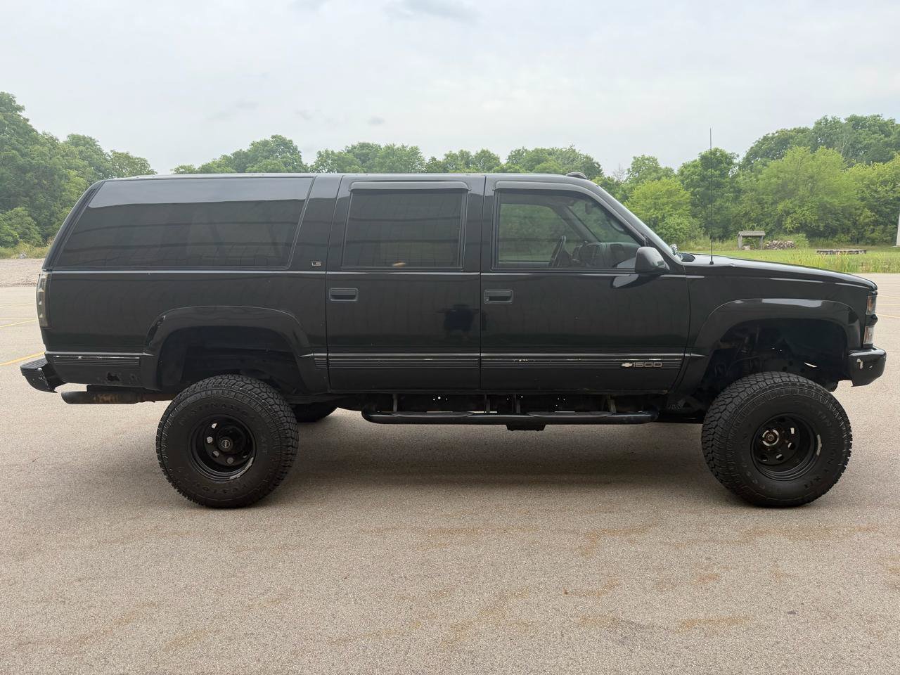 Used 1997 Chevrolet Suburban 4WD w/ Preferred Equipment Group 2 image 4