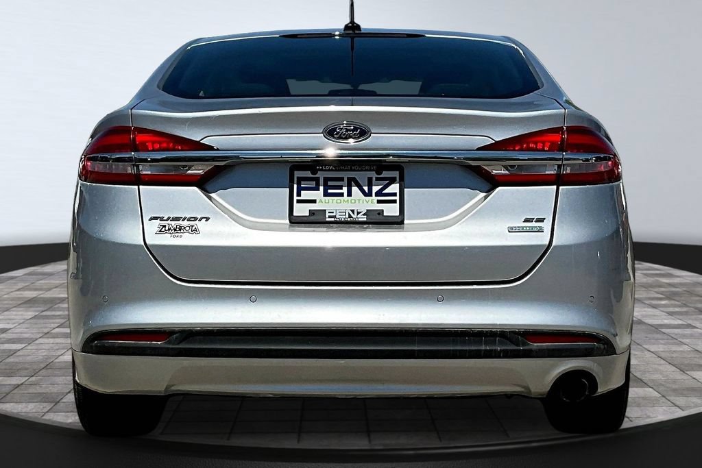 Used 2017 Ford Fusion SE w/ Fusion SE Technology Package FWD image 5