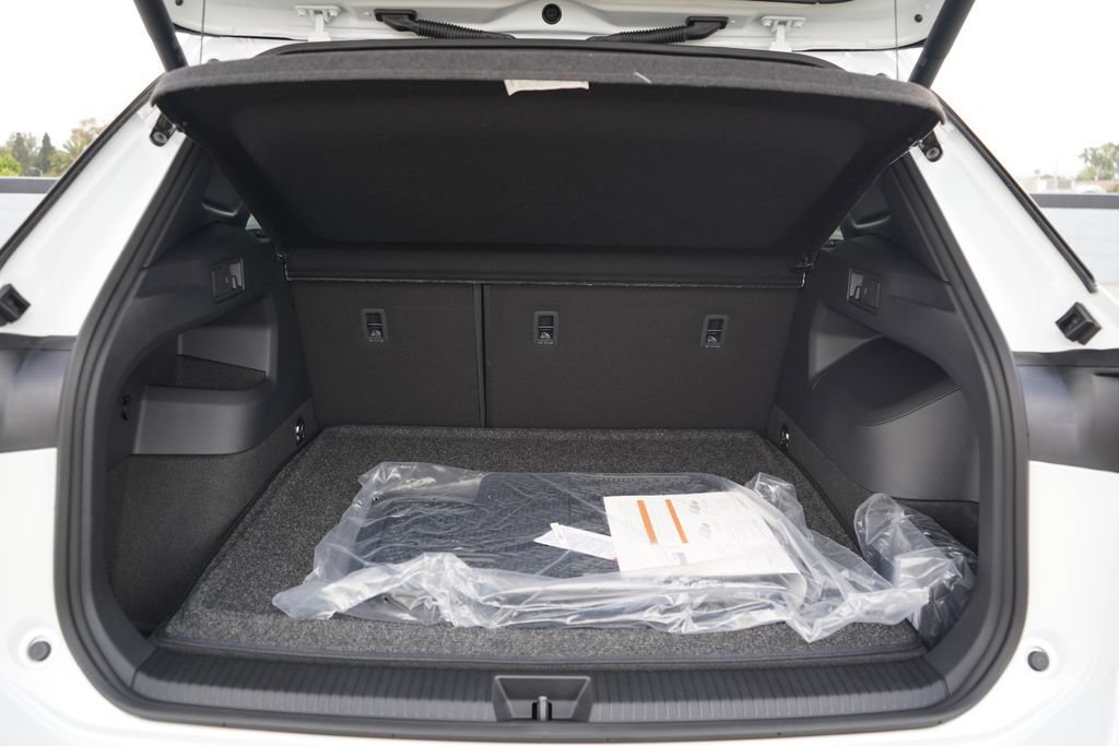New 2026 Volkswagen Tiguan SE R-Line FWD image 14