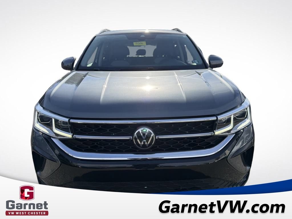 Certified 2024 Volkswagen Taos SEL image 9