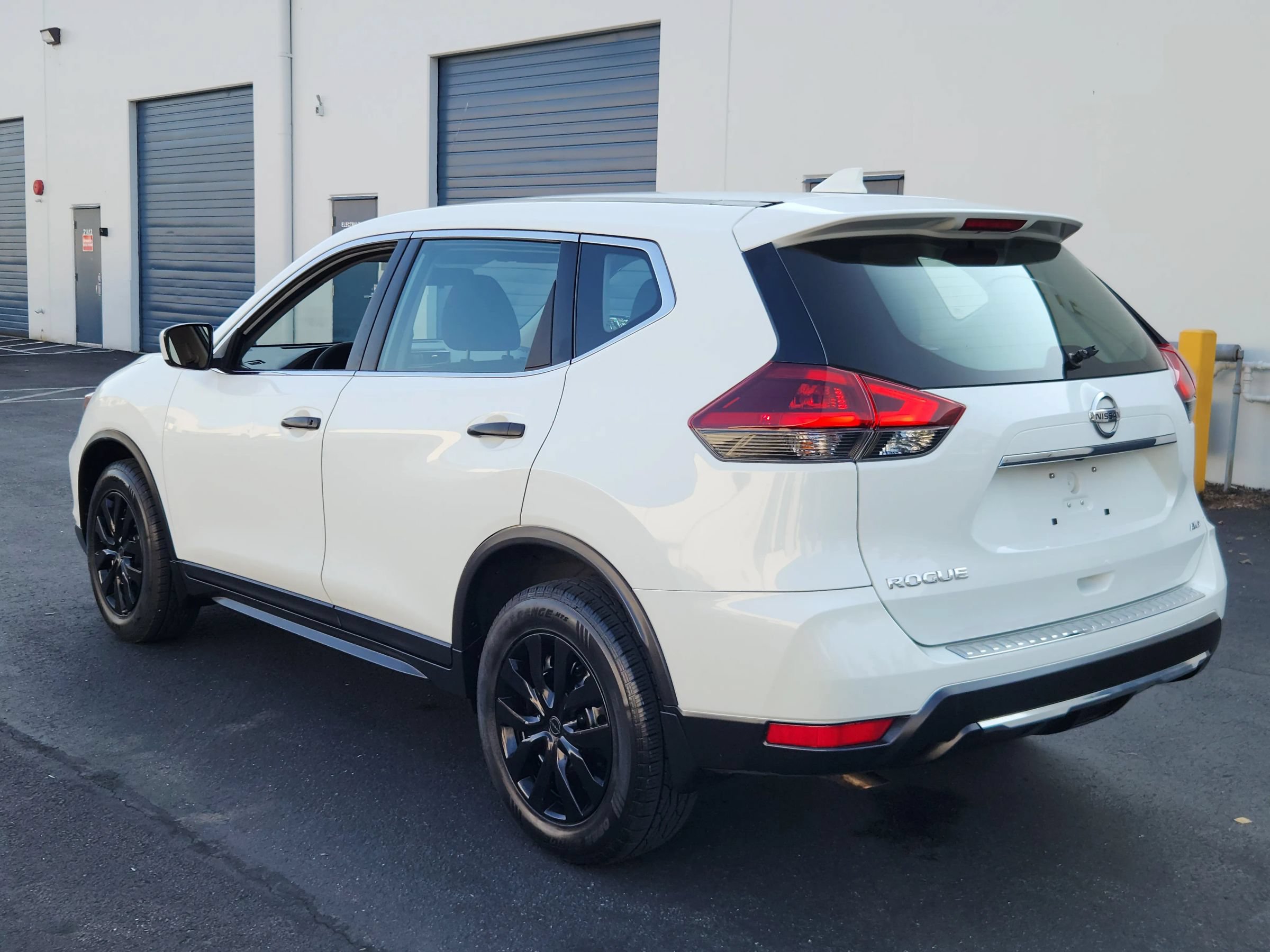 Used 2018 Nissan Rogue S AWD/4WD image 3