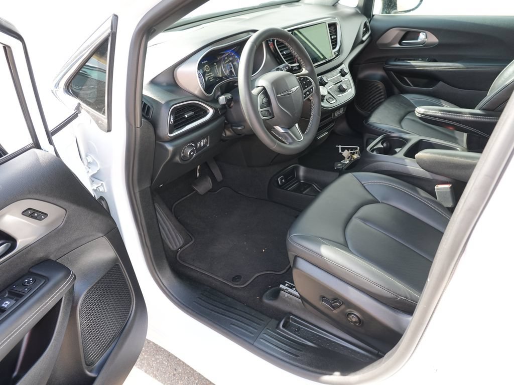 Used 2025 Chrysler Pacifica Select FWD image 12