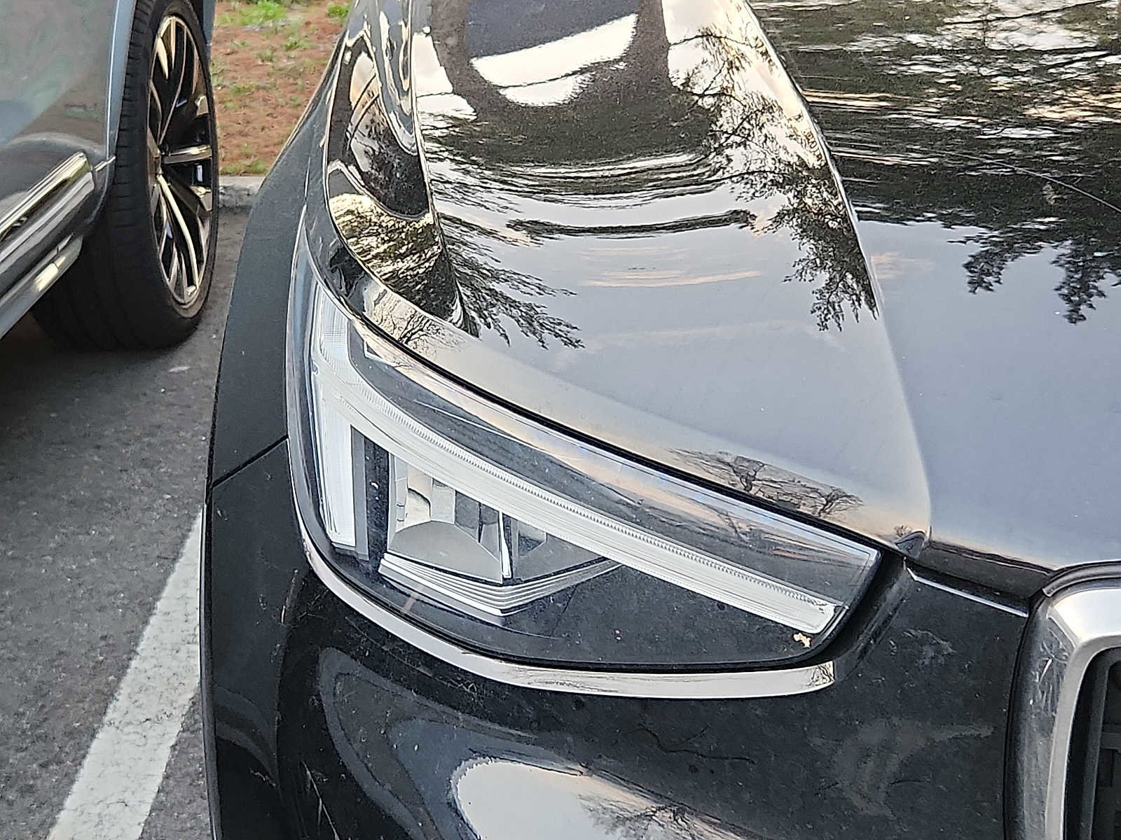 Used 2023 Volvo XC40 B4 Core image 3