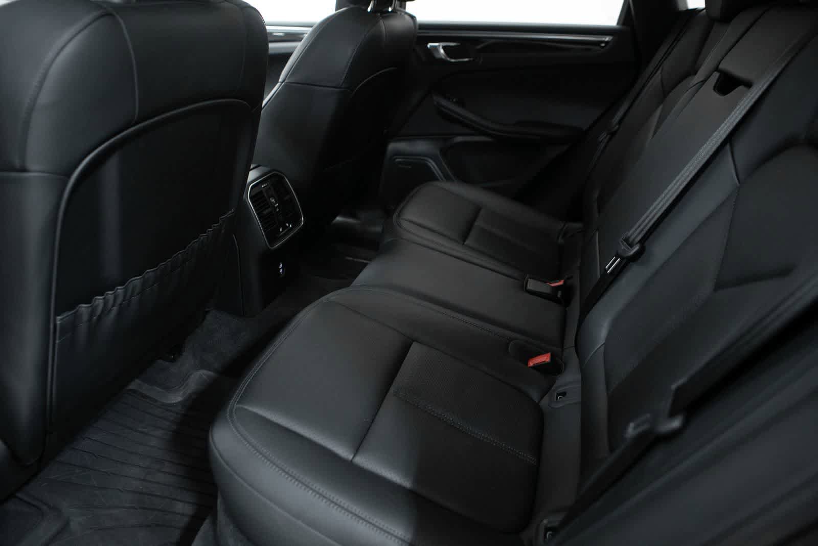 Certified 2026 Porsche Macan AWD/4WD image 35
