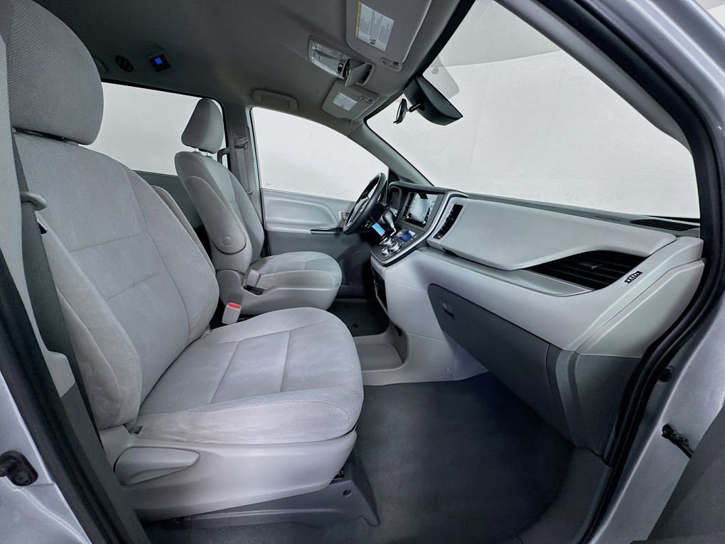 Used 2020 Toyota Sienna L image 27
