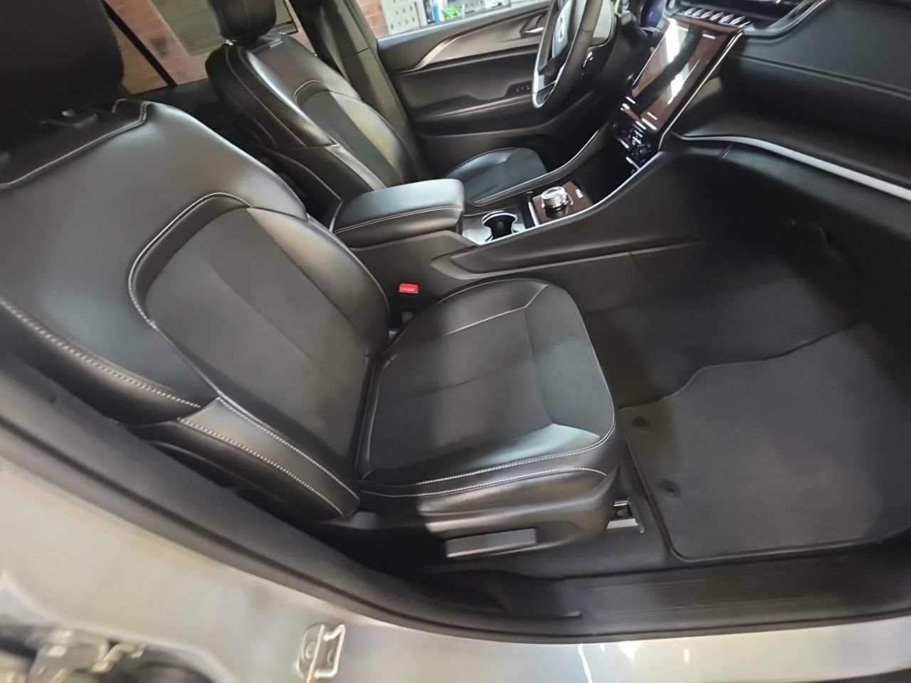 Used 2024 Jeep Grand Cherokee Altitude AWD/4WD image 21