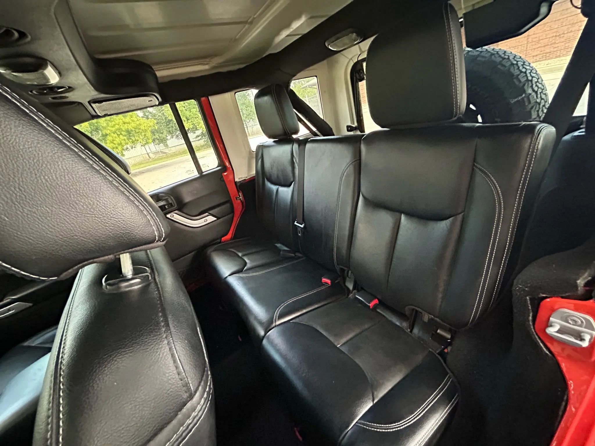 Used 2015 Jeep Wrangler Unlimited Rubicon w/ Connectivity Group image 10
