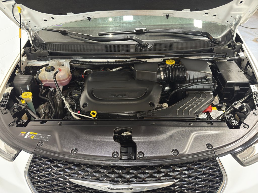 Used 2024 Chrysler Pacifica Touring-L image 35