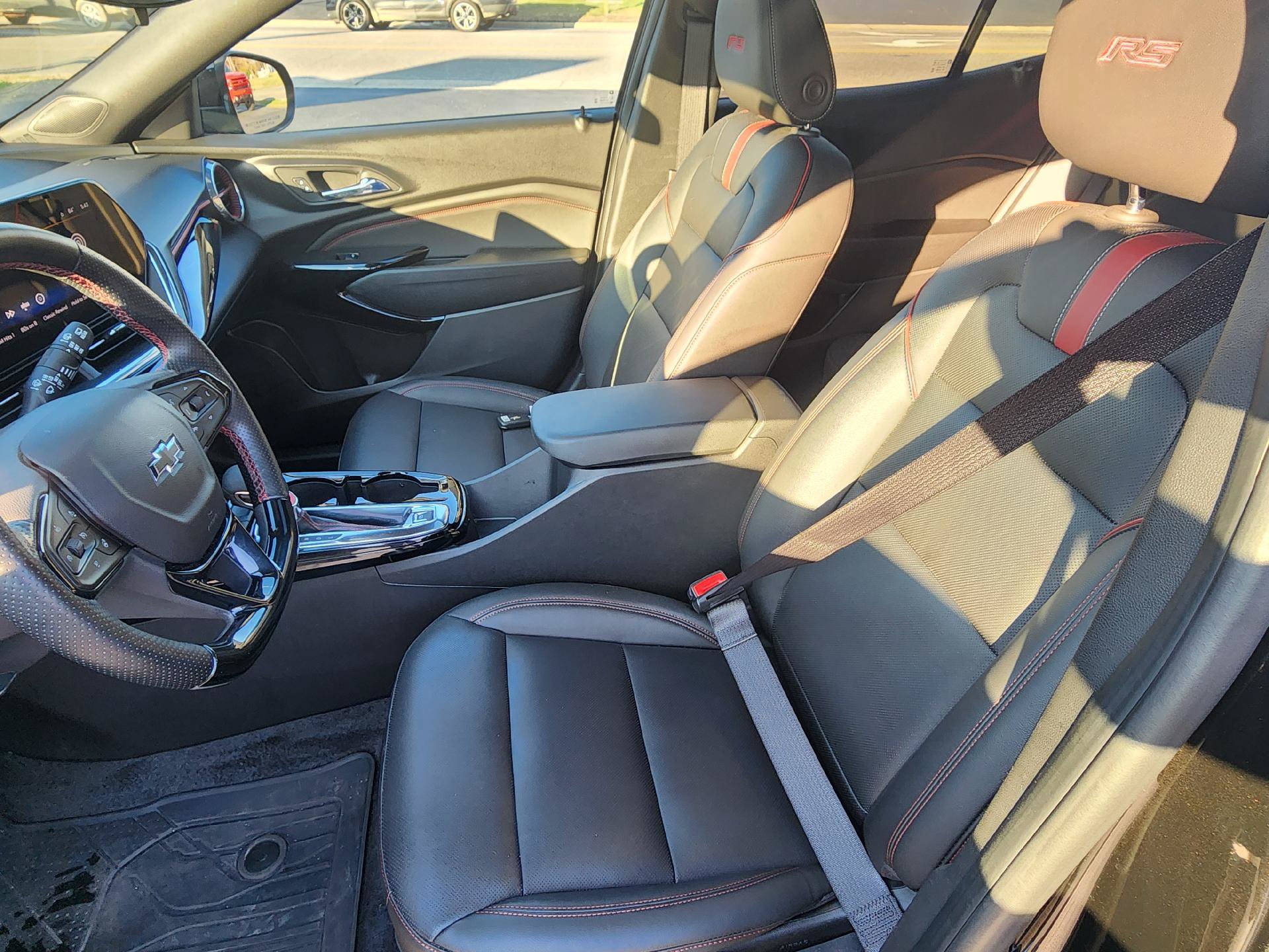 Used 2025 Chevrolet Trax RS w/ Sunroof Package FWD image 8