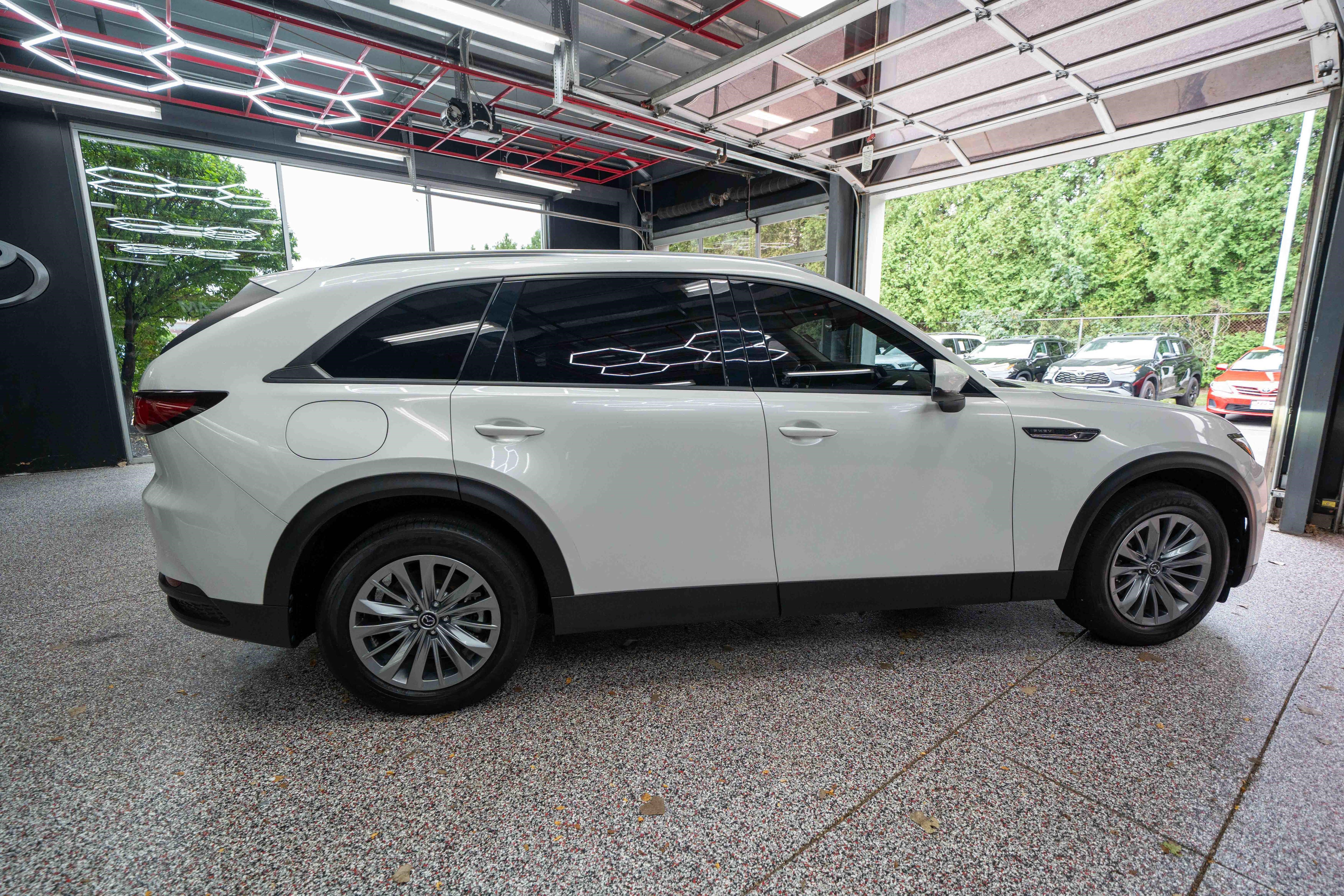 Used 2024 MAZDA CX-90 Plug-In Hybrid w/ Preferred AWD/4WD image 4