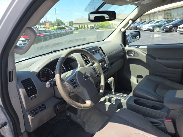 Used 2015 Nissan Frontier SL w/ Moonroof Package AWD/4WD image 17