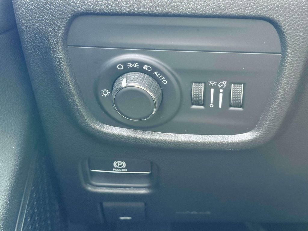 Used 2023 Jeep Grand Cherokee L Laredo AWD/4WD image 21