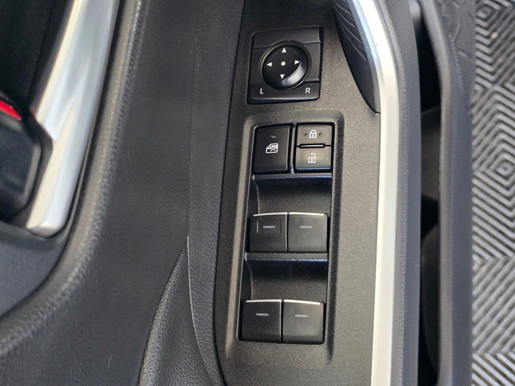 Used 2025 Toyota RAV4 XLE AWD/4WD image 21