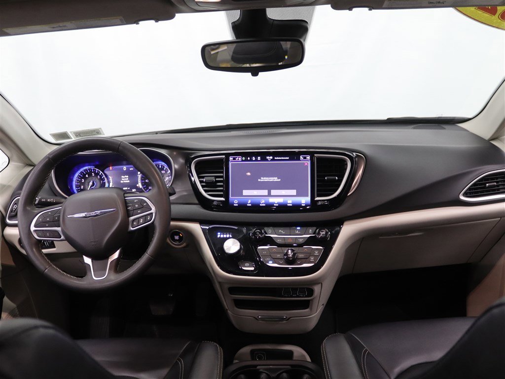 Used 2024 Chrysler Pacifica Touring-L FWD image 19