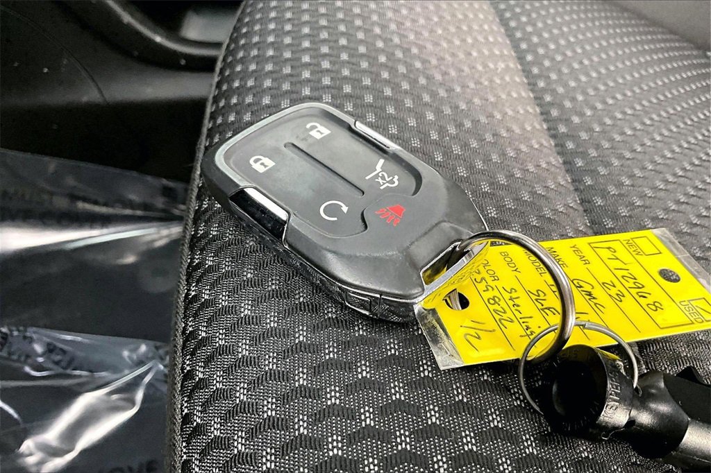 Used 2023 GMC Acadia SLE w/ Driver Convenience Package image 11