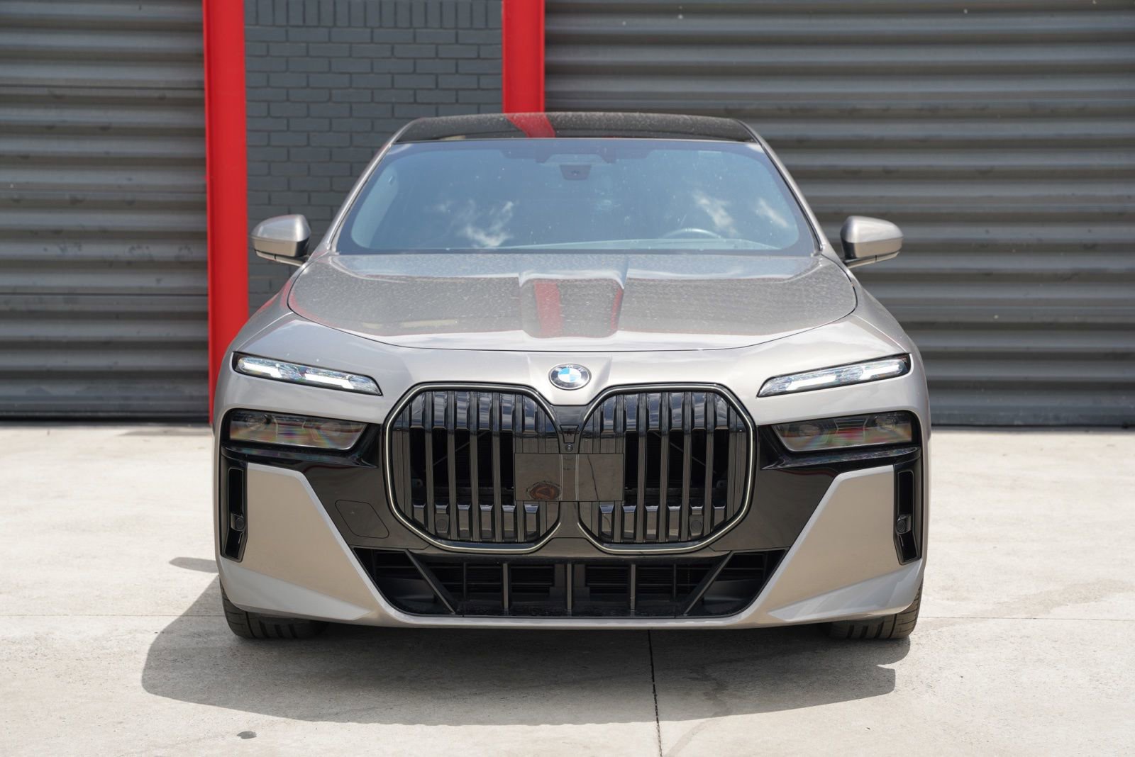 Used 2025 BMW 760i xDrive w/ Executive Package AWD/4WD image 4