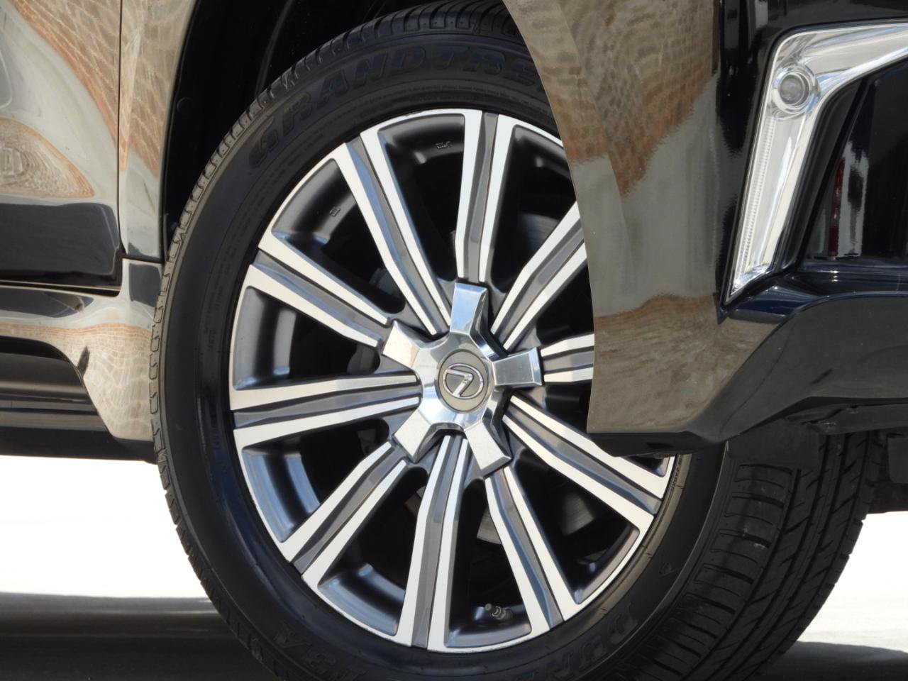 Used 2016 Lexus LX 570 4WD w/ 3rd Row & Luxury Pkg image 18