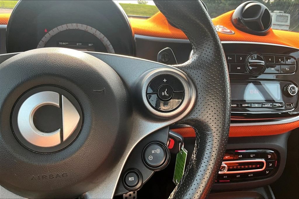 Used 2016 smart fortwo passion RWD image 17
