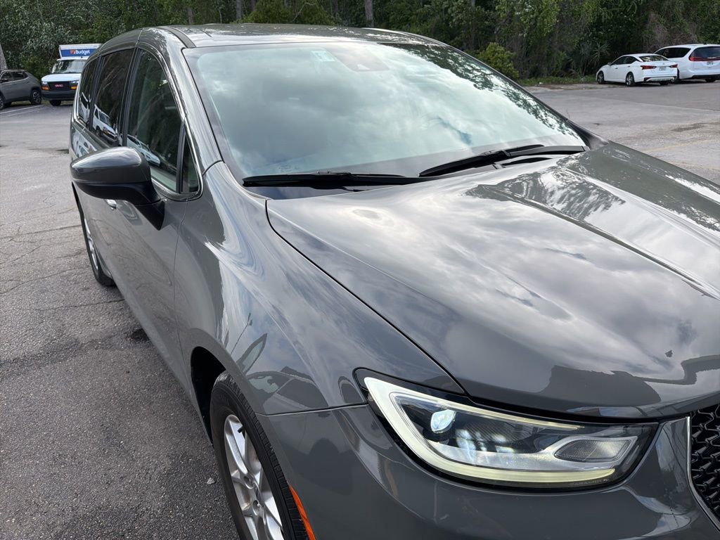 Used 2023 Chrysler Pacifica Touring-L image 15