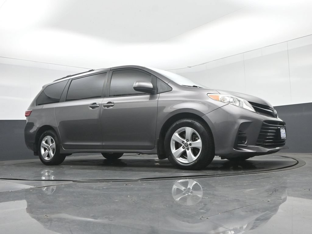 Used 2018 Toyota Sienna LE w/ Carpet Mat Package FWD image 61