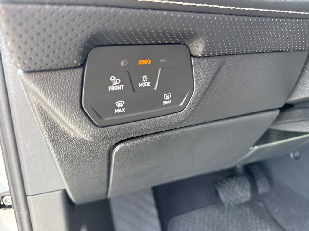 Certified 2024 Volkswagen Atlas Cross Sport SE AWD/4WD image 18
