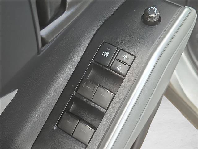 Used 2021 Toyota Highlander LE AWD/4WD image 12