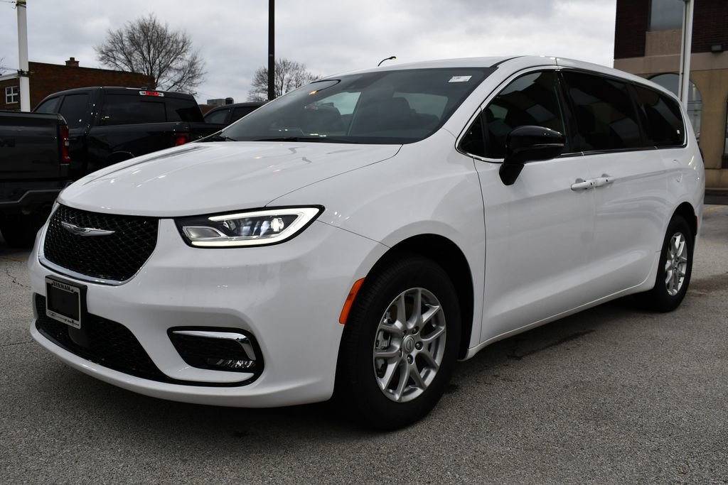 New 2026 Chrysler Pacifica Select image 3