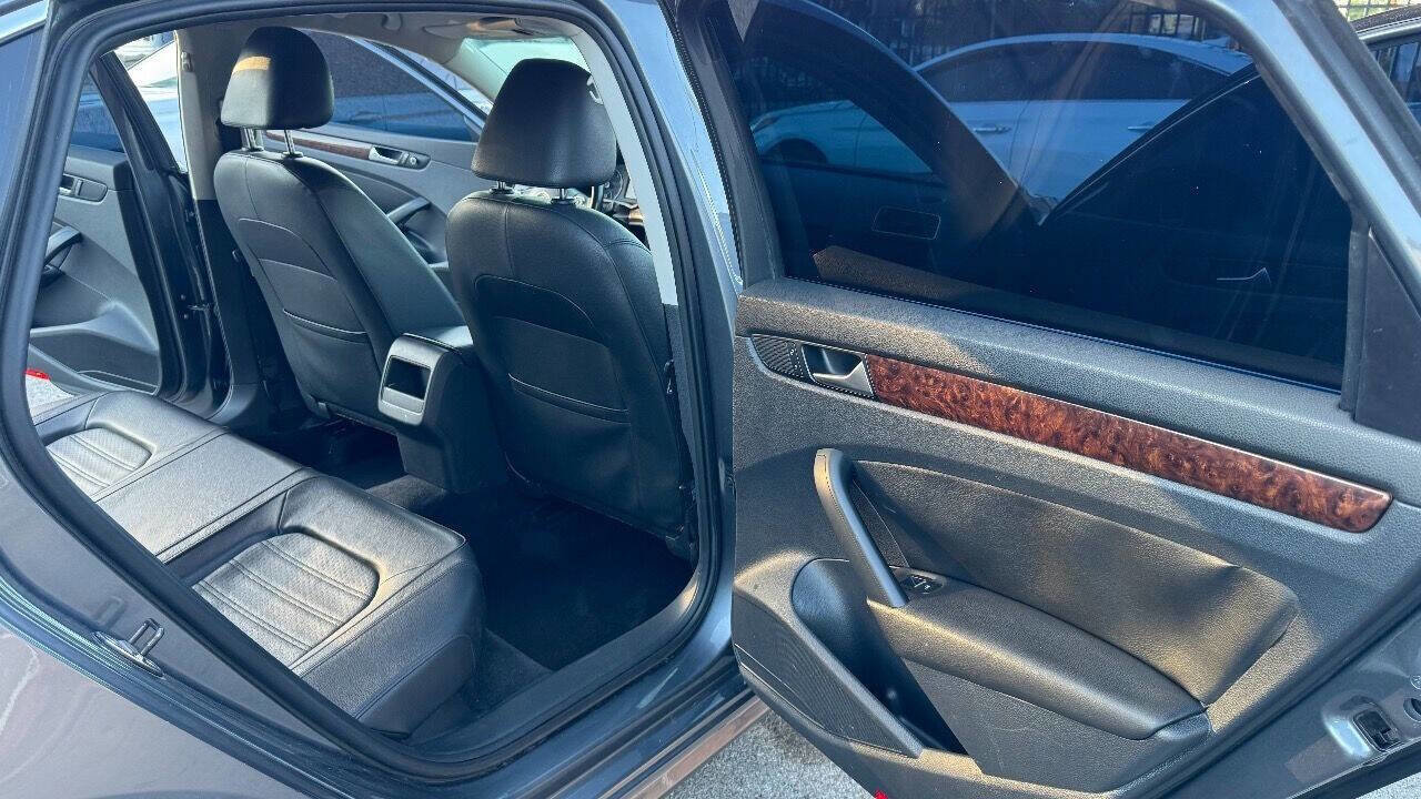 Used 2012 Volkswagen Passat 2.5 SEL Premium image 17