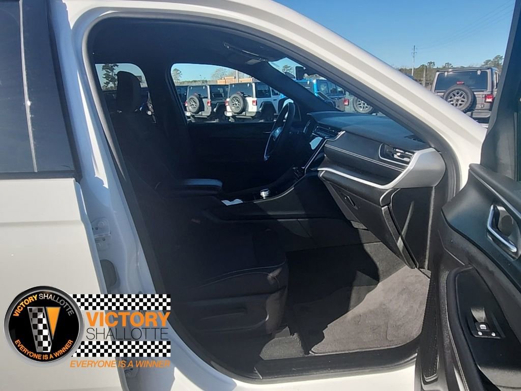 Certified 2025 Jeep Grand Cherokee Laredo image 28