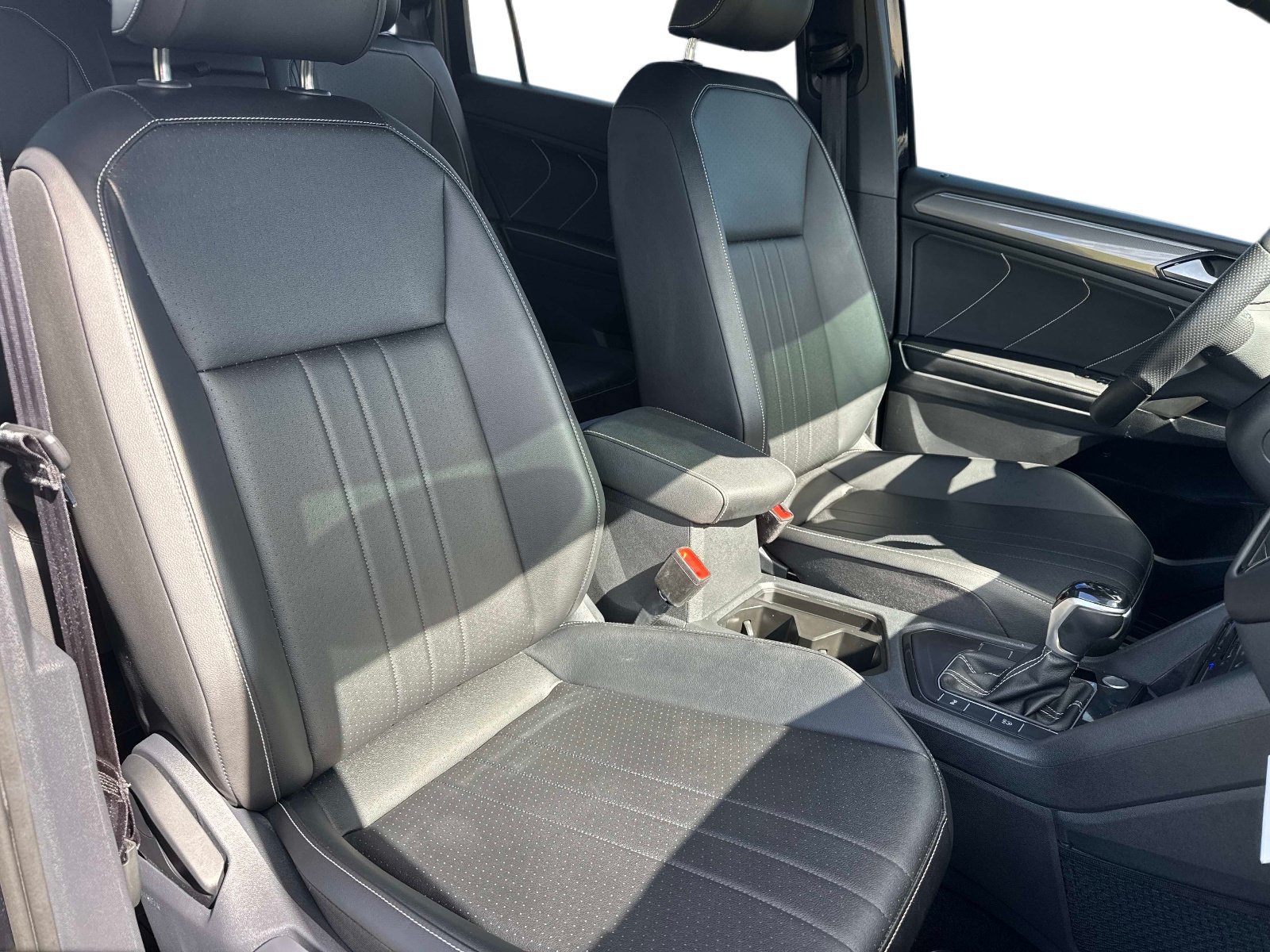 Used 2024 Volkswagen Tiguan SE R-Line w/ MDO Package, Three-Row FWD image 14