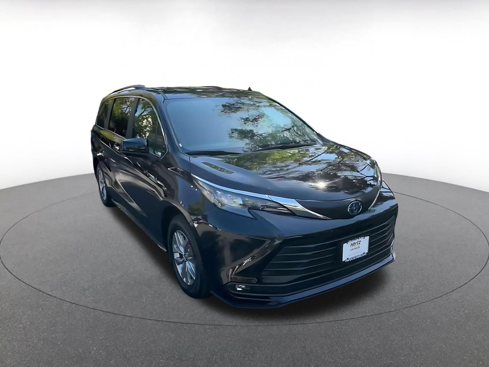 Used 2025 Toyota Sienna XLE FWD image 3