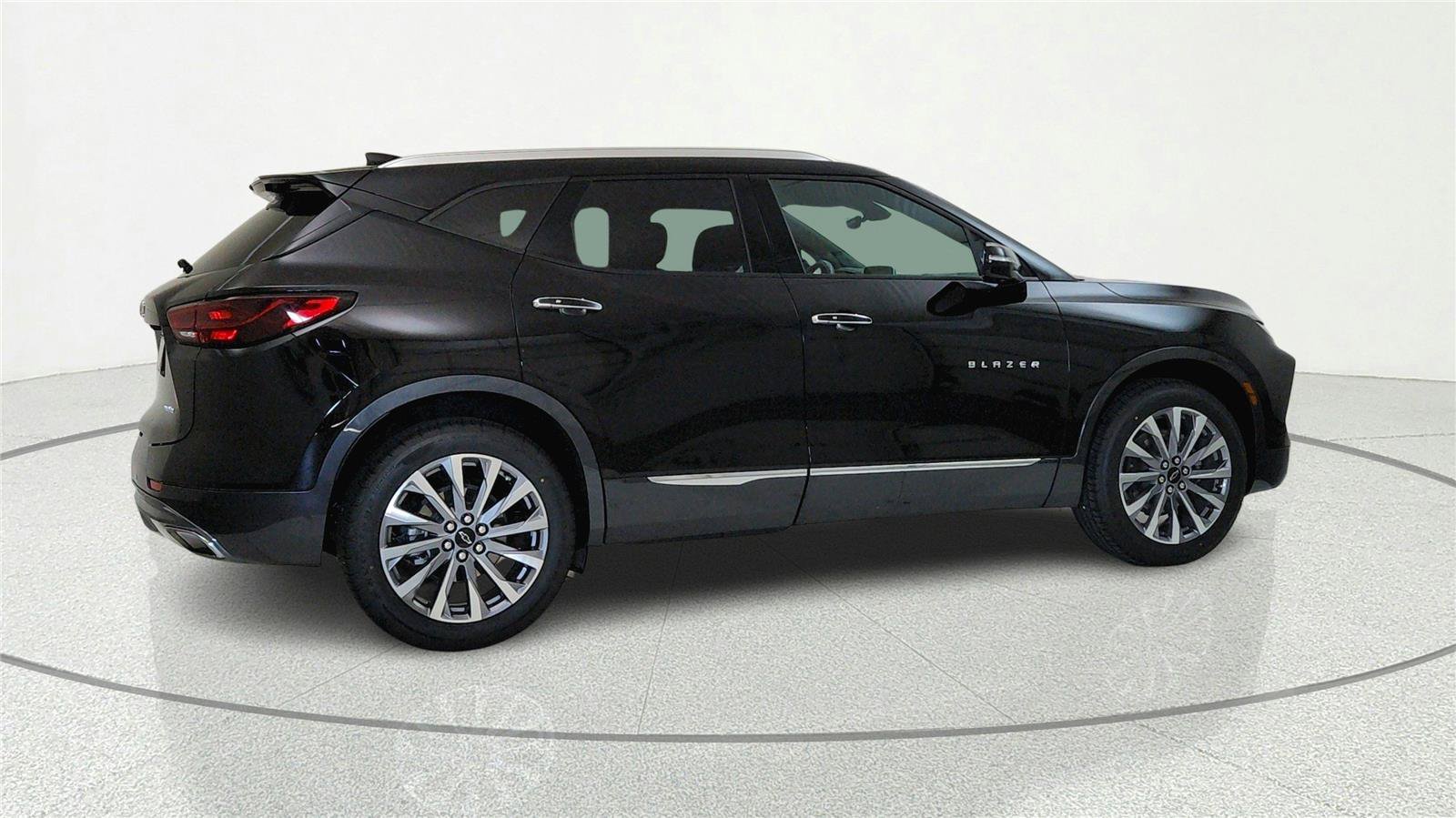 Used 2024 Chevrolet Blazer Premier w/ Driver Confidence II Package FWD image 4