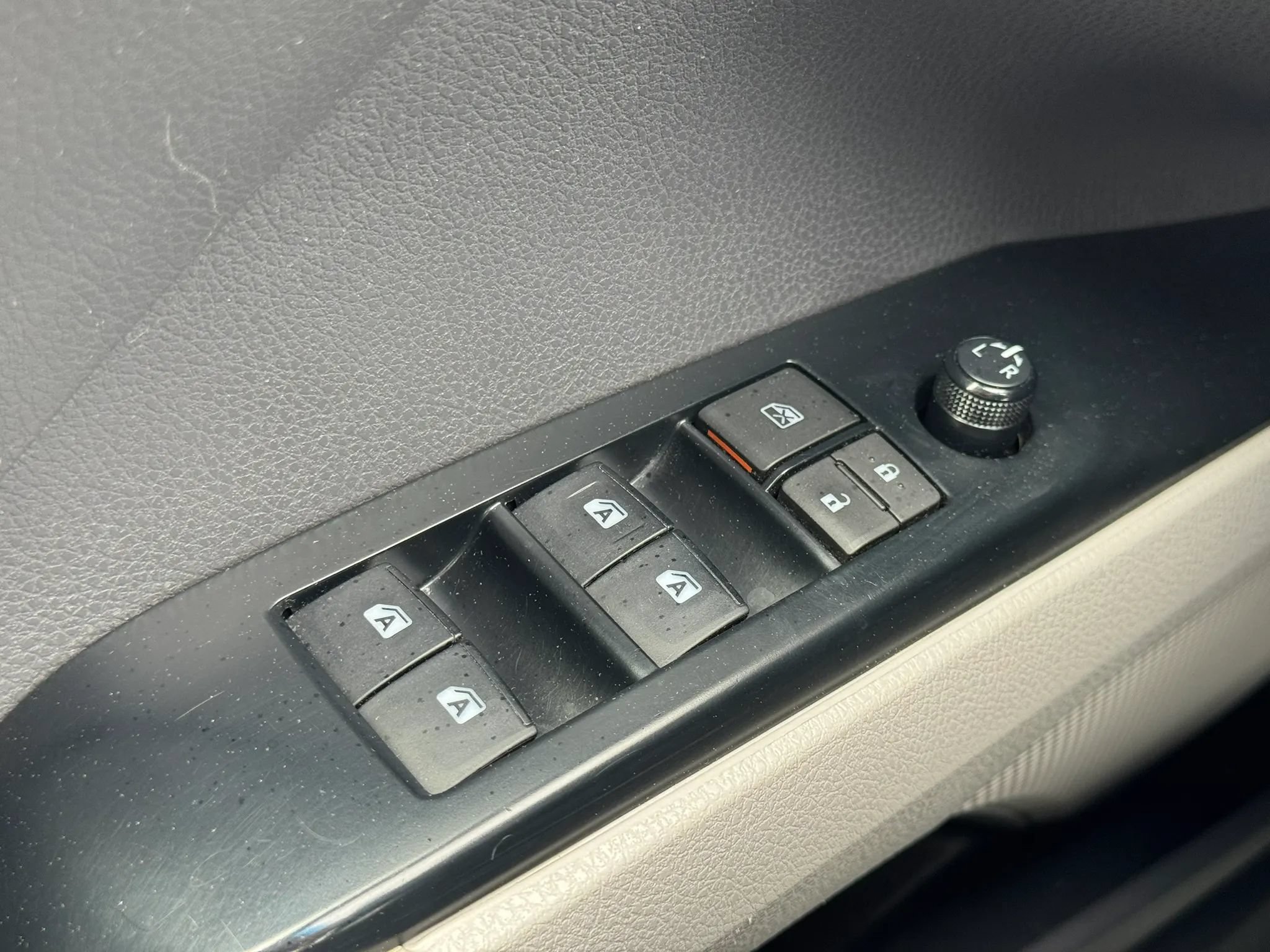 Used 2018 Toyota Camry LE FWD image 30