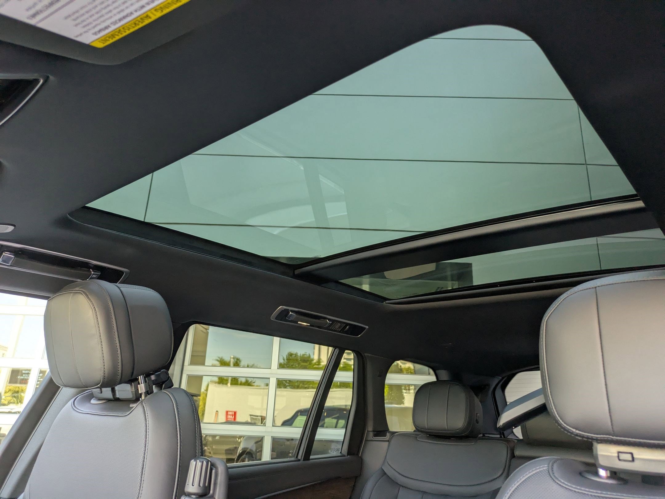 New 2025 Land Rover Range Rover Long Wheelbase SE image 24
