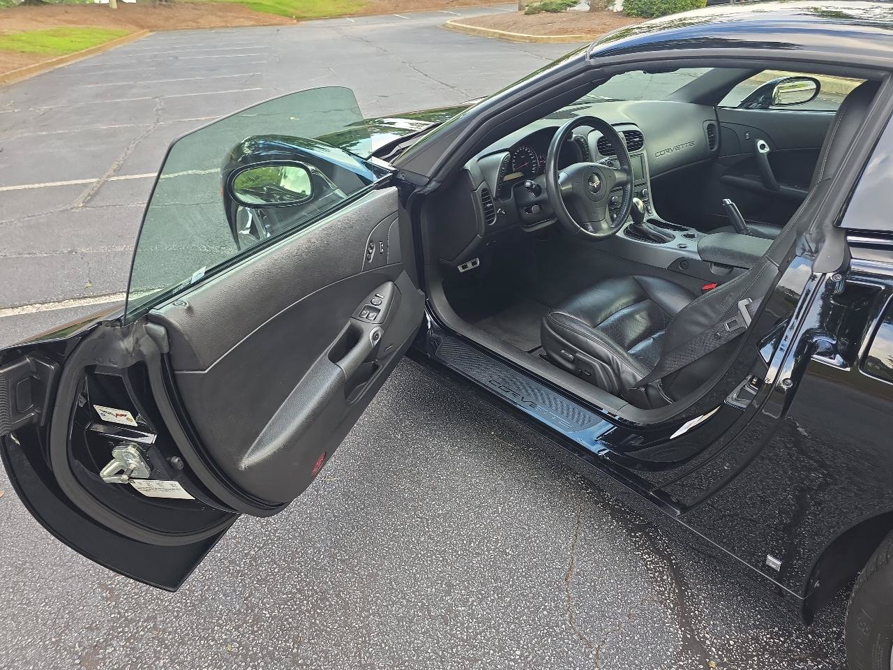 Used 2006 Chevrolet Corvette Coupe w/ Preferred Equipment Group RWD image 13