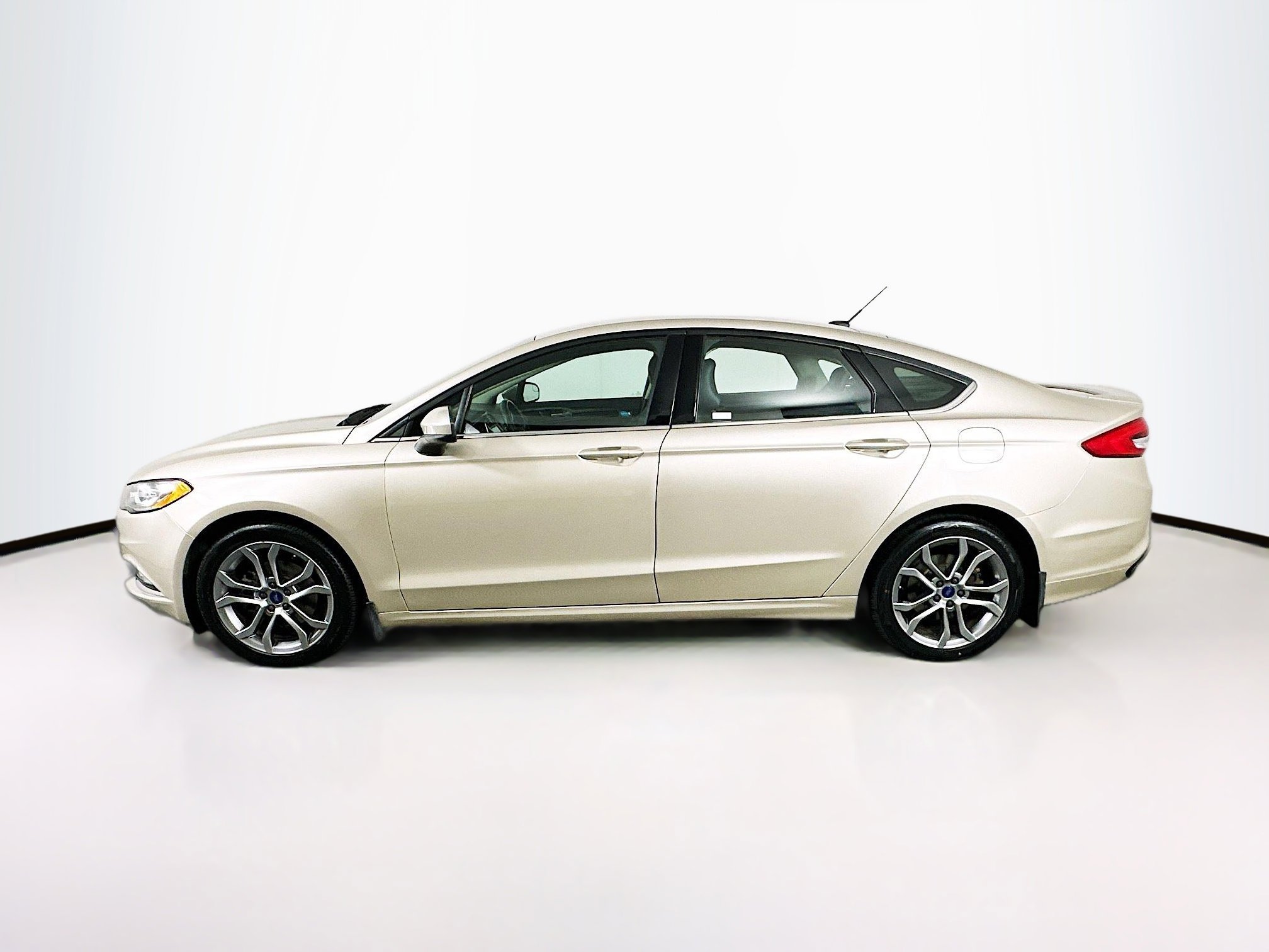 Used 2017 Ford Fusion SE w/ Equipment Group 201A image 4