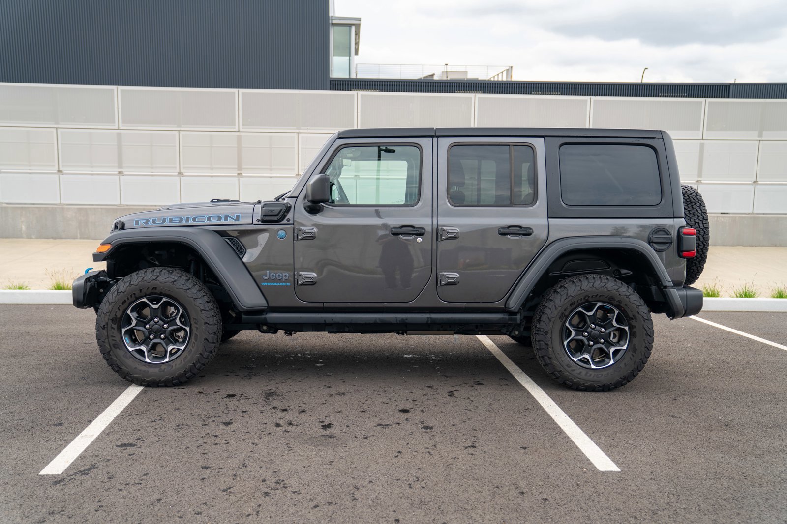 Used 2023 Jeep Wrangler Unlimited Rubicon 4xe w/ Cold Weather Group AWD/4WD image 2