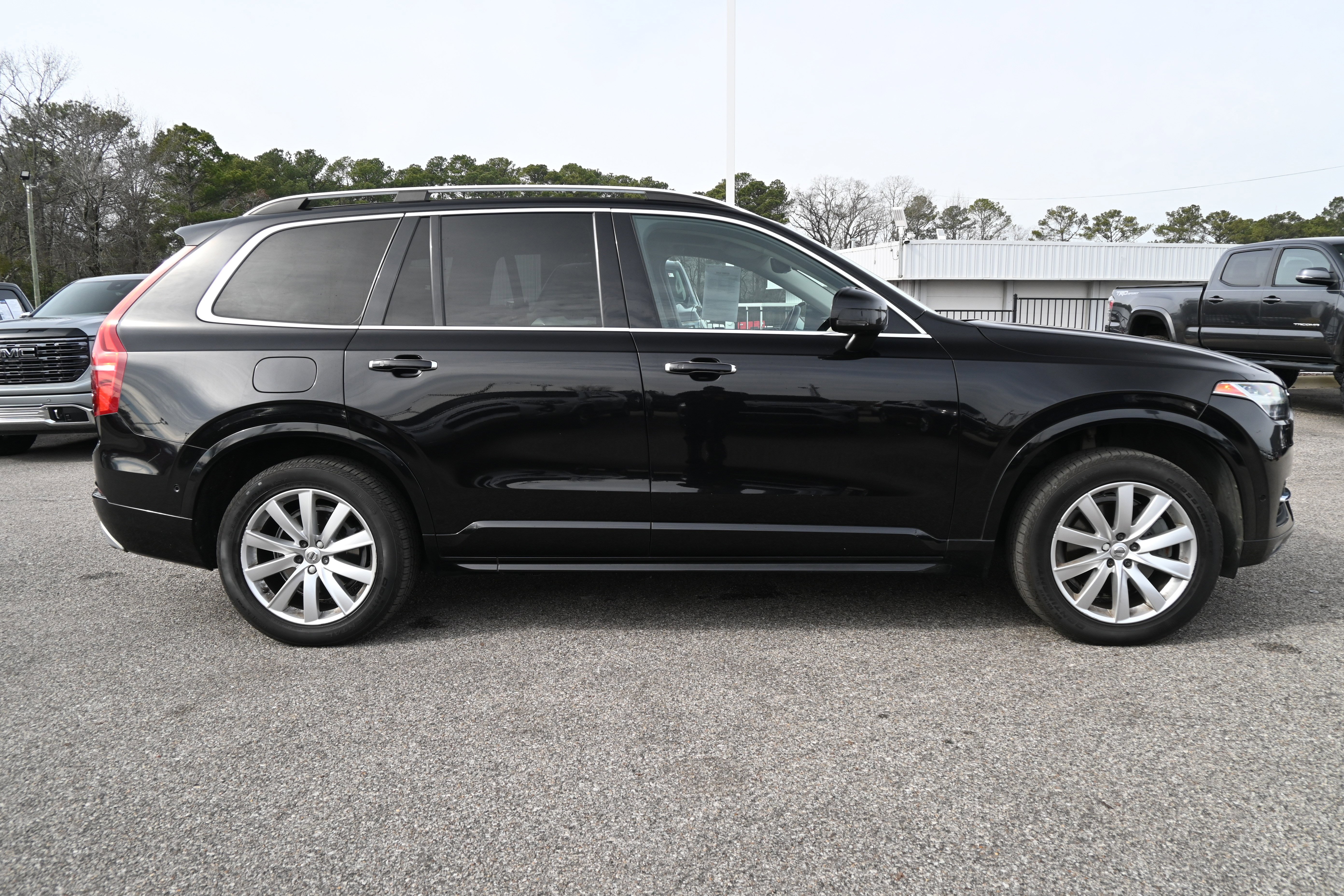 Used 2017 Volvo XC90 T6 Momentum w/ Vision Package image 11