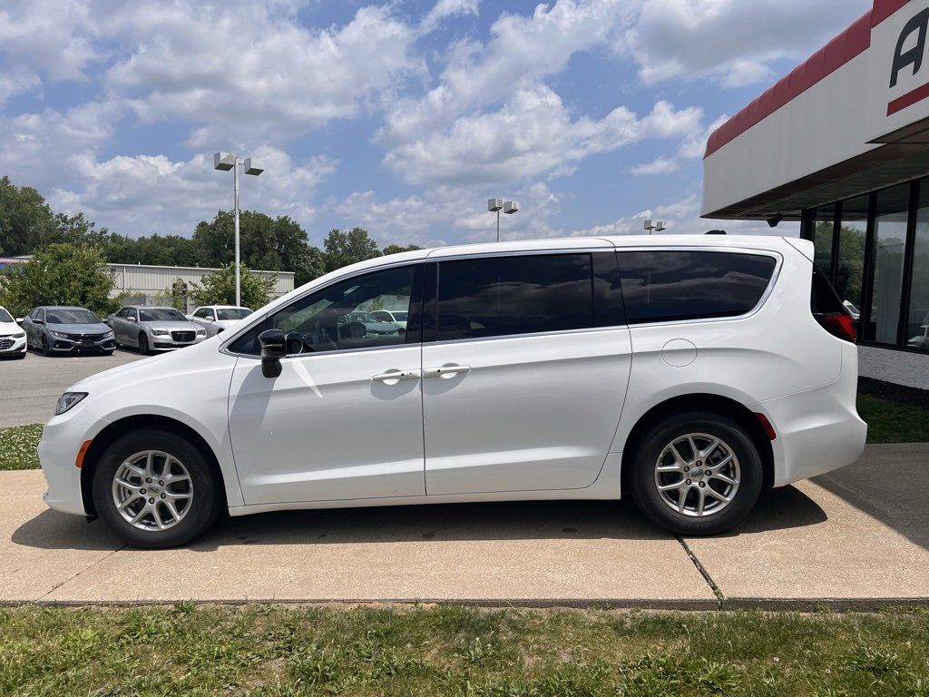 Used 2025 Chrysler Pacifica Select image 10