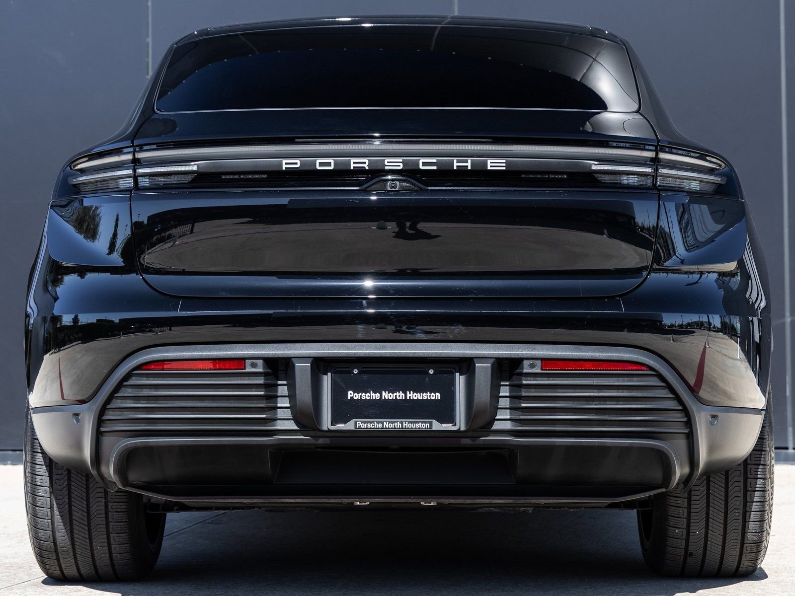 Certified 2025 Porsche Macan Electric image 10