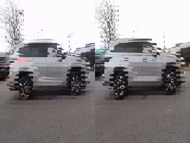 Used 2022 Toyota Highlander XLE image 4